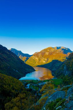 Sonbahar renklerinde güzel Norveç Geiranger fiyorduna bakın. Yüksek kalite fotoğraf
