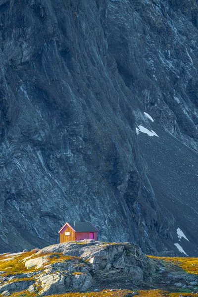 Kleine Hütte Hochgebirge Mit Einer Steilen Hohen Felswand Hintergrund Hochwertiges — Stockfoto