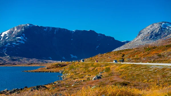 Samochody Ciezarowki Szosie Przez Alpejska Farme Autumn Kolorach Tak Wysokiej — Zdjęcie stockowe
