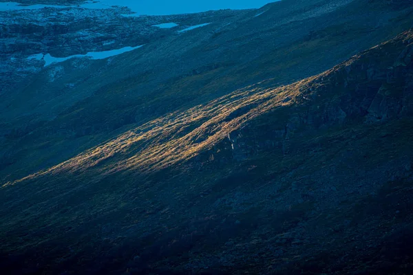 Una Macchia Luce Solare Che Splende Pendio Montagna Foto Alta — Foto Stock