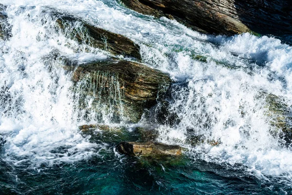 Rapide Fluviali Selvagge Veloci Acqua Bianca Che Scorre Scogliere Scoscese — Foto Stock