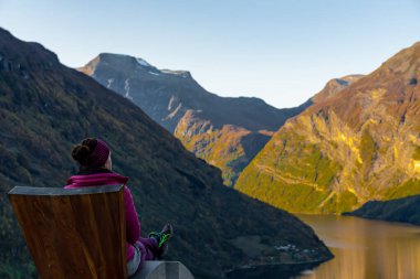 Dişi turist ünlü Norveç Geiranger fiyordunun manzarasının keyfini çıkarıyor. - Evet. Yüksek kalite fotoğraf