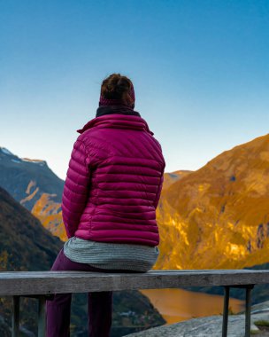 Dişi turist ünlü Norveç Geiranger fiyordunun manzarasının keyfini çıkarıyor. - Evet. Yüksek kalite fotoğraf