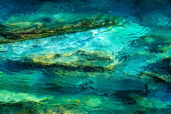 Κρυστάλλινα Καθαρό Παγόμορφο Νερό Τήξης Τρέχει Πάνω Από Λείες Πέτρες — Φωτογραφία Αρχείου