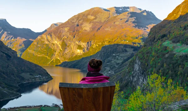 Kobieta Turysta Cieszący Się Widokiem Słynny Norweski Fiord Geiranger Tak — Zdjęcie stockowe