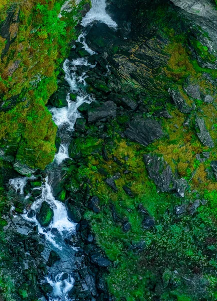 Cascata Che Attraversa Una Profonda Gola Circondata Una Rigogliosa Vegetazione — Foto Stock