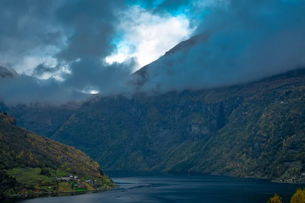 Dramatyczne Ciemne Chmury Gromadzą Się Nad Bujnym Zielonym Fiordem Norweskim — Zdjęcie stockowe