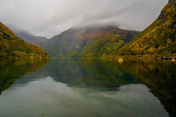Küstenlinie Eines Wolkenverhangenen Fjords Umgeben Von Steilen Bergen Und Vegetation — Stockfoto