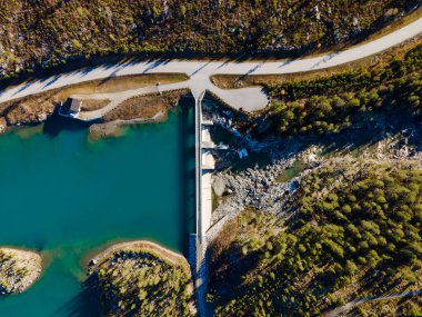 Su deposu ve nehri yukarıdan görülen hidroelektrik barajı. - Evet. Yüksek kalite fotoğraf