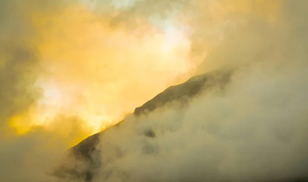 Сонячне Світло Пробиває Щільні Штормові Хмари Над Гірським Хребтом Високоякісна — стокове фото