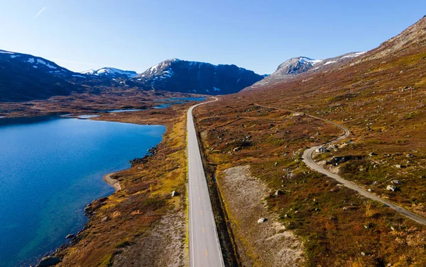 Road Running Mountain Highlands Glacial Lake Autumn Colors Brown Orange — Stockfoto
