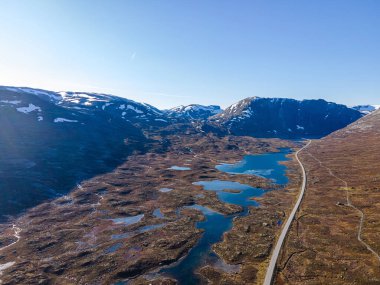 Sonbaharda dağlık bölgede engebeli arazi ve göllerden geçen dağ geçidi yolu. Hava videosu. - Evet. Yüksek kalite fotoğraf