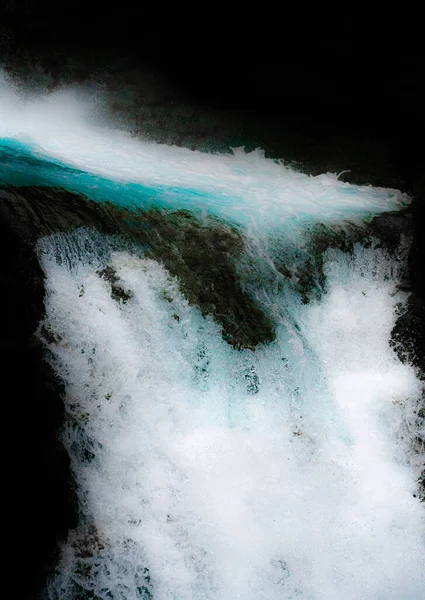 Водоспад Падає Краю Скель Бірюзовою Водою Білою Піною Крупним Планом — стокове фото