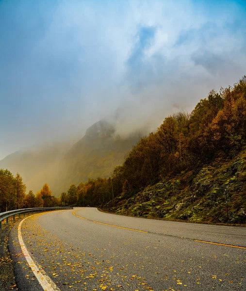Mountain Road Dense Rain Clouds Leaves Road Bright Autumn Colors — Stock Photo, Image