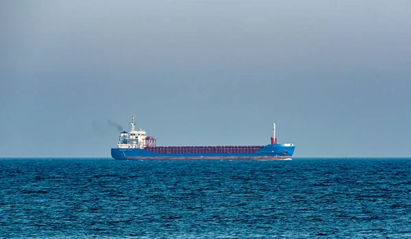Blauw Vrachtschip Zeilen Oceaan Een Afstand Hoge Kwaliteit Foto — Stockfoto