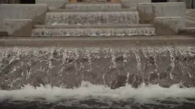 Çeşmeden akan su merdivenlerden aşağı akıyor, oksijenleniyor ve temizleniyor..