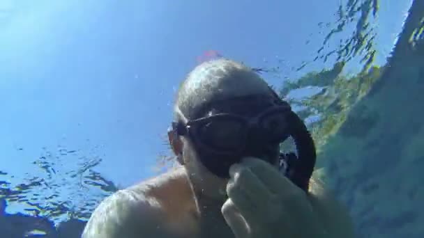 スペインのマヨルカ島でのダイビング中に地中海の底に下降しながら 男性のフリーダイバーは彼の耳に圧力を均等化します — ストック動画