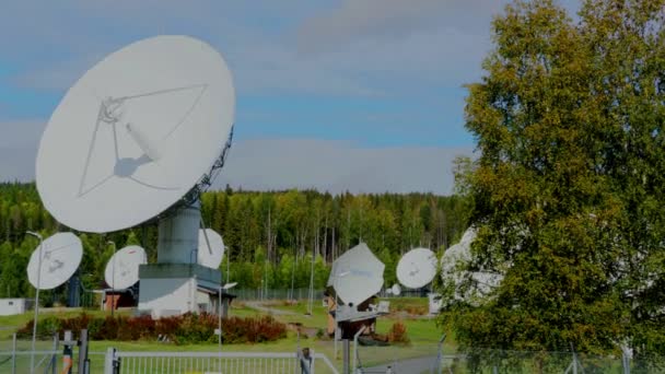 Large white radio radar disc with blue skies and trees in the background. — Stock Video