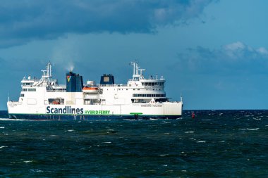 Rodbyhavn limanından ayrılıp Almanya 'ya giden Scandlines yolcu feribotu.