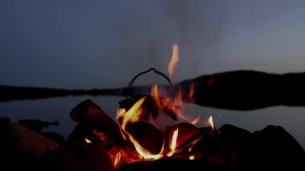 Caldeira Aço Água Fervente Fogo Acampamento Perto Lago Durante Noite — Vídeo de Stock