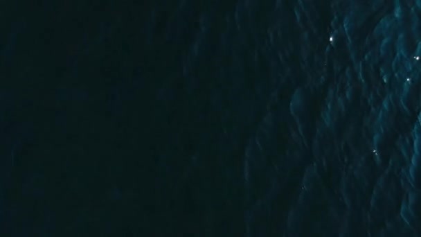 Вид Прямо Вниз Поверхню Моря Під Час Польоту Невеликими Хвилями — стокове відео