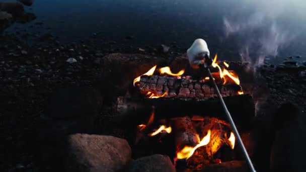 Çubuğun Üzerinde Lokum Akşam Işığında Gölün Kenarında Kamp Ateşinde Kavruluyor — Stok video