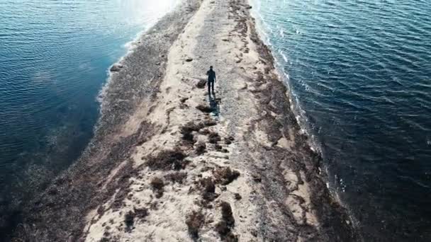 Man Walking Desolate Sandy Beach Reaching End His Journey Point — Αρχείο Βίντεο