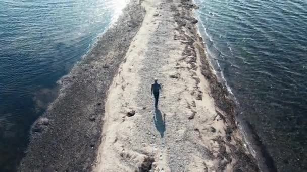 Чоловік Ходить Пустельному Піщаному Пляжі Досягаючи Кінця Своєї Подорожі Точці — стокове відео