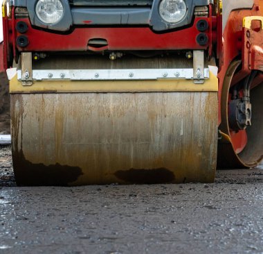 Asfalt döşemek için büyük bir buharlı silindir. Davulu kapat. - Evet. Yüksek kalite fotoğraf
