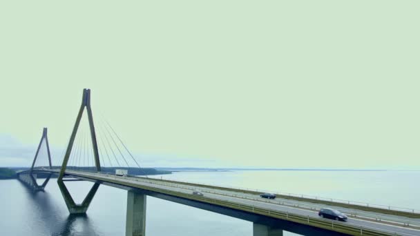Samochody Ciężarówki Jadące Dużym Moście Autostradowym Rozciągającym Się Nad Zatoką — Wideo stockowe