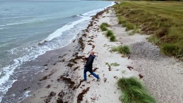 海の上で岩を飛ばしてる男 — ストック動画
