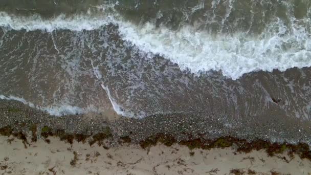 Хвилі Падають Піщаний Пляж Повільному Русі — стокове відео