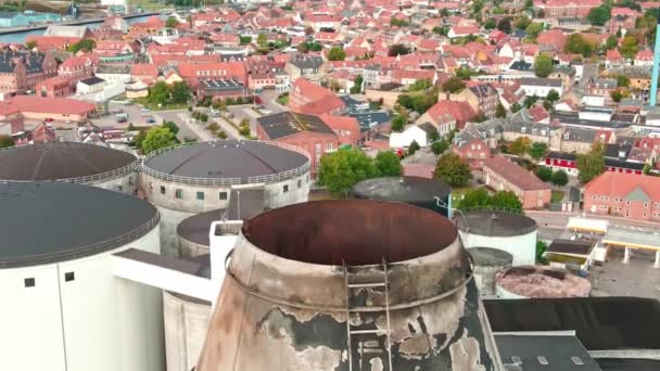 Grote Industriële Fabrieksschoorsteen Gemaakt Van Rode Bakstenen Antenne Close — Stockvideo