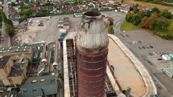 Grote Industriële Fabrieksschoorsteen Gemaakt Van Rode Bakstenen Luchtvlieg Rond — Stockvideo