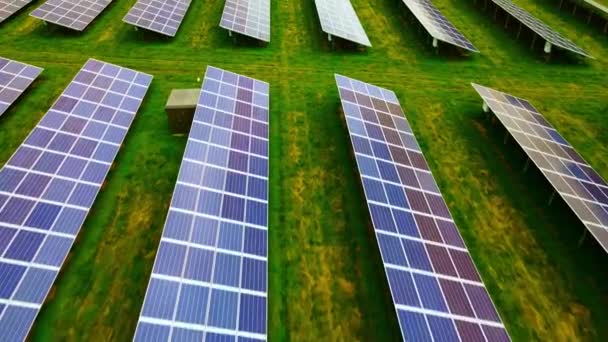 Солнечная Электростанция Травяном Поле Рядами Современных Панелей Собирающих Энергию Солнца — стоковое видео