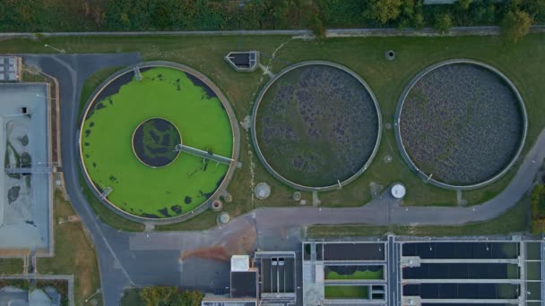 Waterzuiveringsinstallatie Voor Vuil Afvalwater Uit Een Grote Stad Luchtfoto Video — Stockvideo