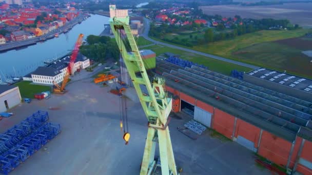 Riesiger Industrieller Schwerlastkran Einer Alten Werft Mit Lagerhallen Hintergrund Luftbild — Stockvideo