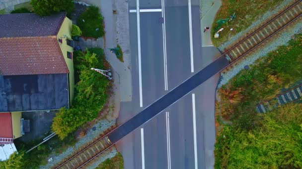 Ferrovia Atravessando Uma Estrada Com Pessoas Carros Passando Visão Aérea — Vídeo de Stock