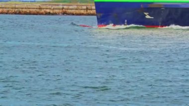 Suda hareket eden büyük bir geminin baş ve gövdesi. 4K videoyu kapat.