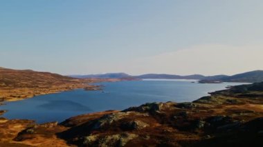 Beitostlen Dağı Ulusal Parkı ve Vinstre Gölü sonbahar renklerinde. 4K hava görüntüsü.