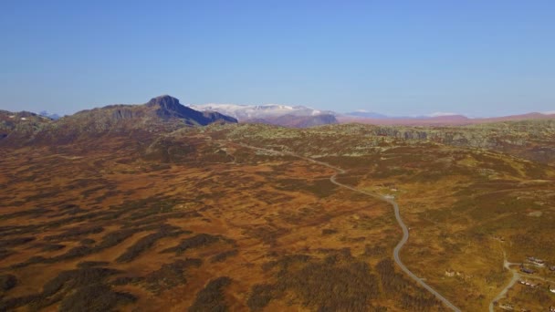 Beitostlen Mount Bitihorn Podzimních Barvách Horskou Cestou Vinoucí Drsnou Krajinou — Stock video