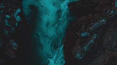 Berrak mavi ve buz gibi soğuk nehir dalgaları sarp kayalıklardan geçiyor..