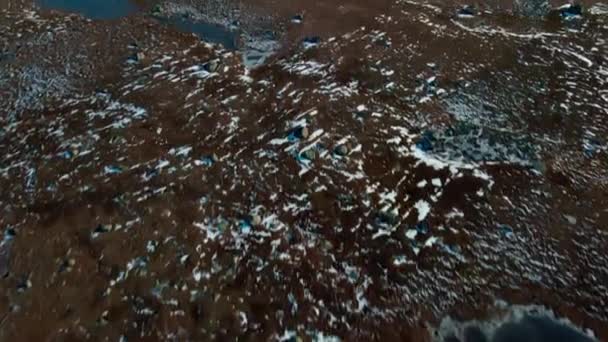 Aerial Revelar Vídeo Terreno Montanhoso Congelado Com Picos Cobertos Neve — Vídeo de Stock