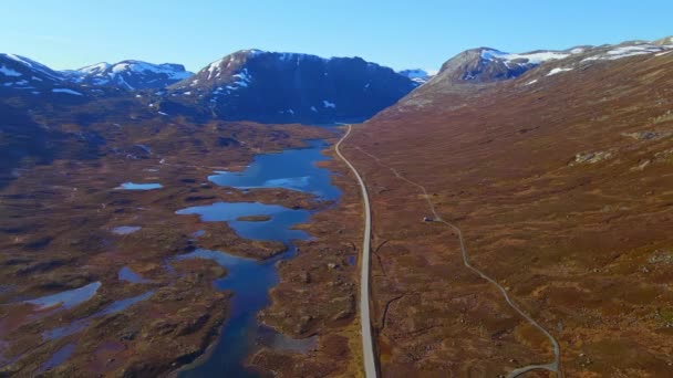 Route Col Montagne Coupe Travers Terrain Accidenté Les Lacs Dans — Video