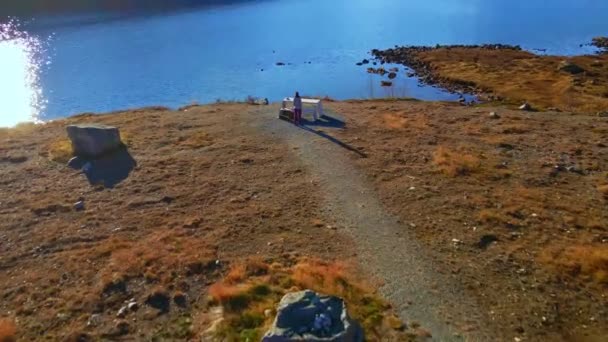 Γυναίκα Πεζοπόρος Στέκεται Στην Ακτή Μιας Μεγάλης Ορεινής Λίμνης Πάνω — Αρχείο Βίντεο
