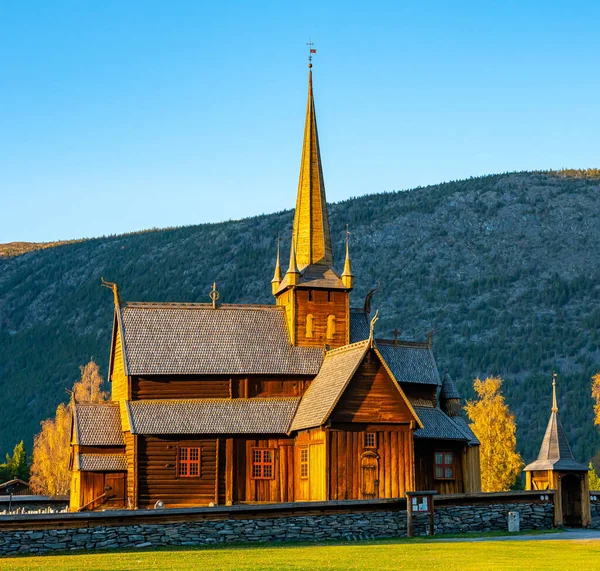 Norveç 'te Vikingler tarafından inşa edilmiş tarihi ahşap kapı kilisesi. - Evet. Yüksek kalite fotoğraf