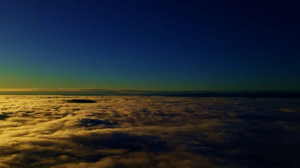 Volando Por Encima Las Nubes Hacia Atardecer Salida Del Sol — Foto de Stock