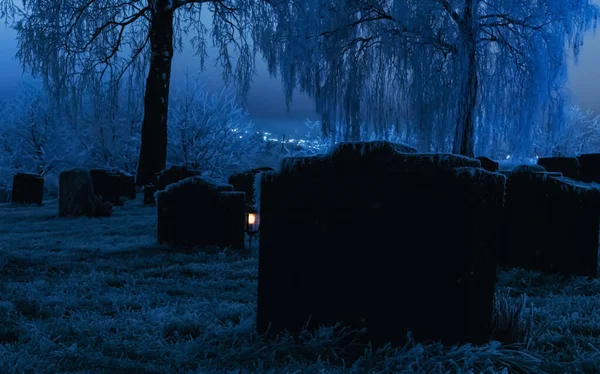 Grabsteine Auf Einem Zugefrorenen Friedhof Einer Kalten Winternacht Hochwertiges Foto — Stockfoto