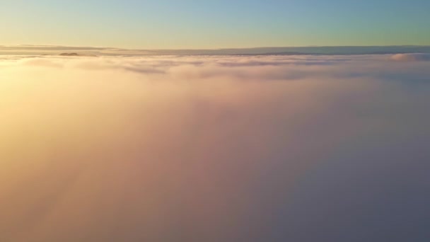 Bulutların Üzerinde Uçarak Altın Bir Günbatımına Doğru — Stok video