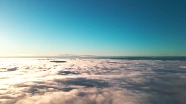 Soğuk Bir Kış Akşamında Yoğun Bir Bulut Tabakasının Üzerinde Uçuyor — Stok video